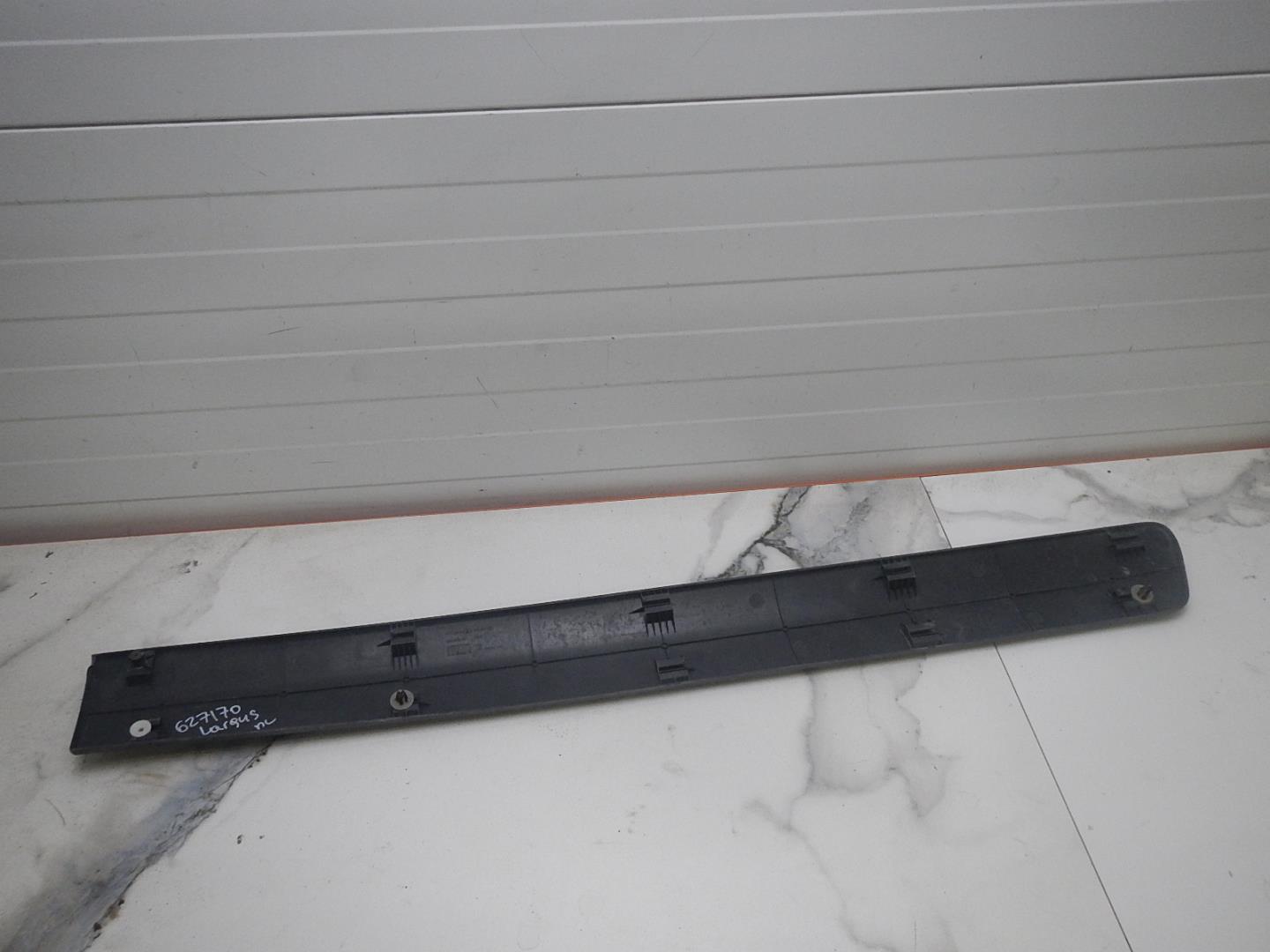 Молдинг передней левой двери