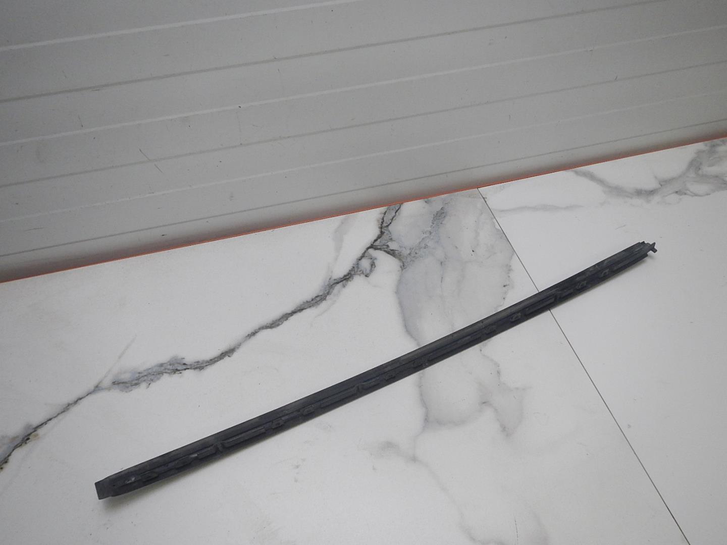 Молдинг лобового стекла