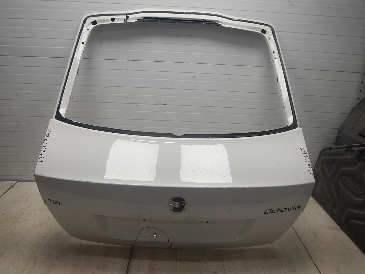 Дверь багажника