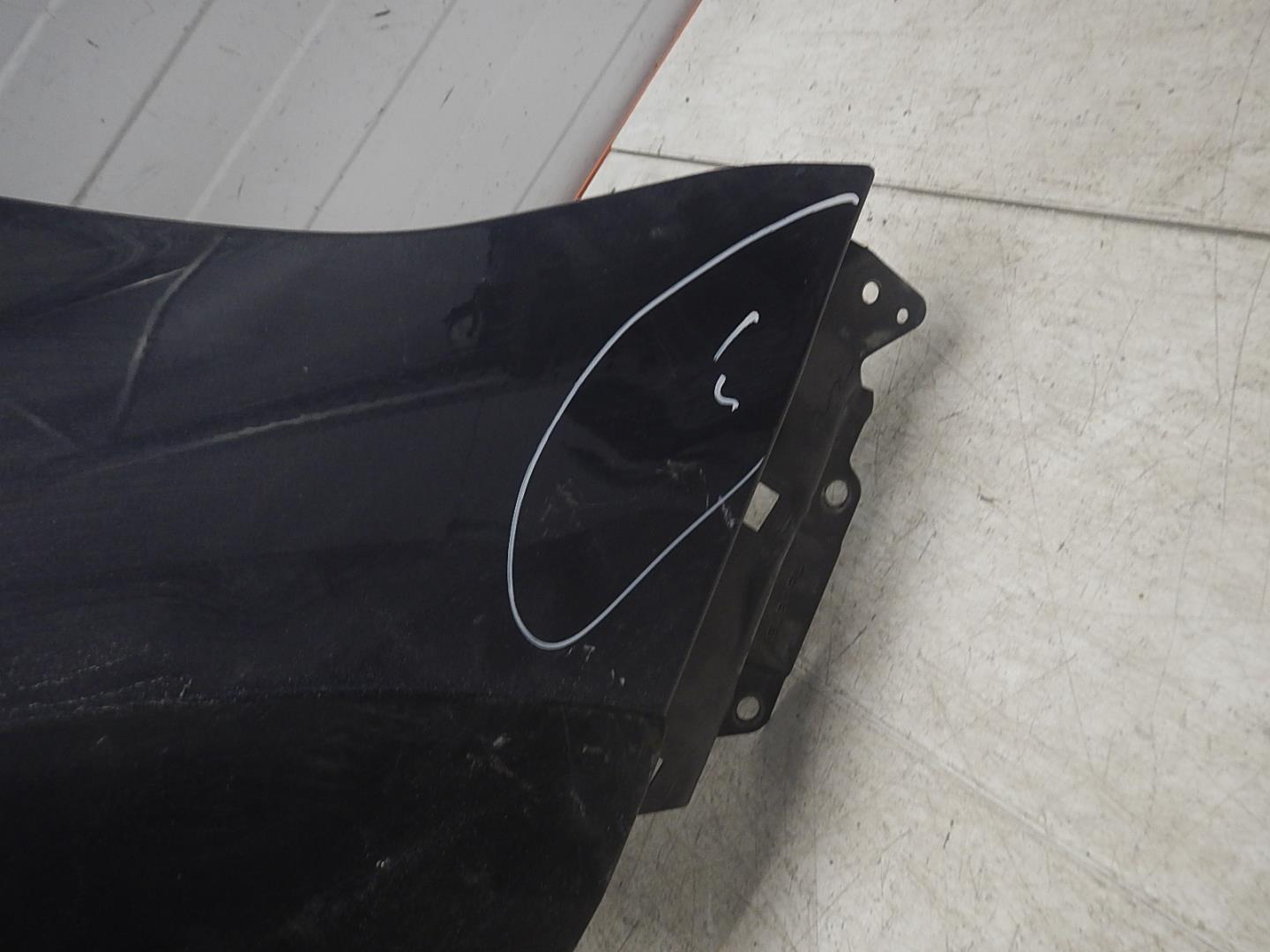 Крыло переднее правое