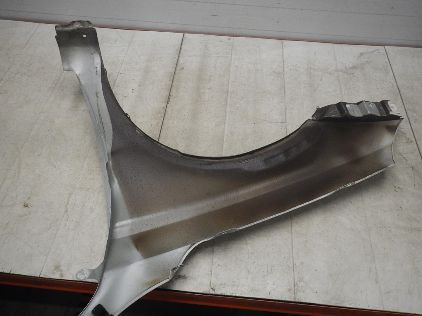 Крыло переднее правое