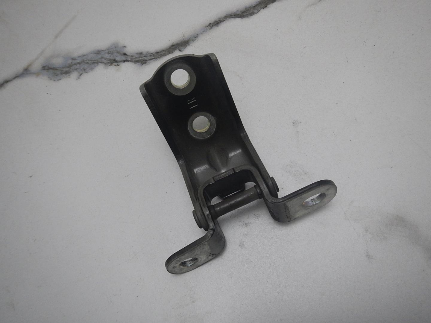 Петля двери передней правой верхняя