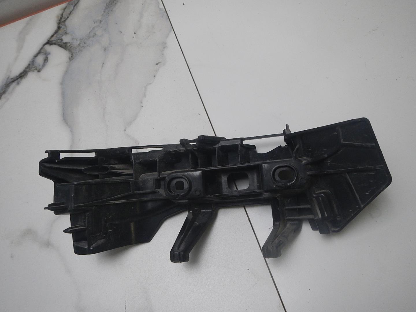 Кронштейн заднего бампера правый