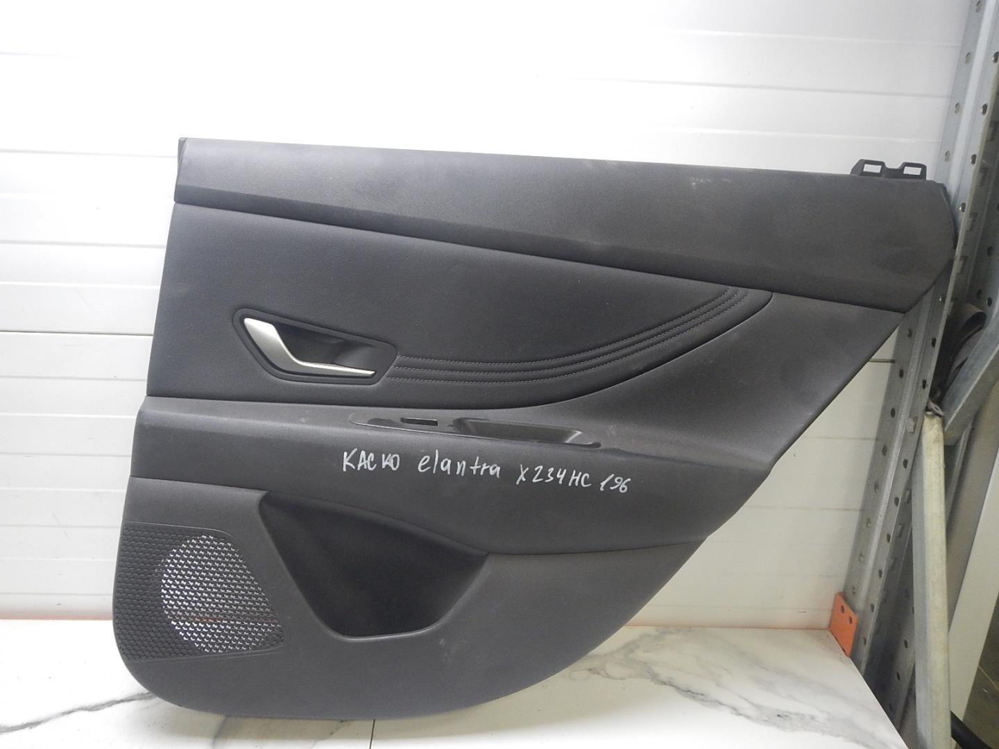 Обшивка двери задней правой