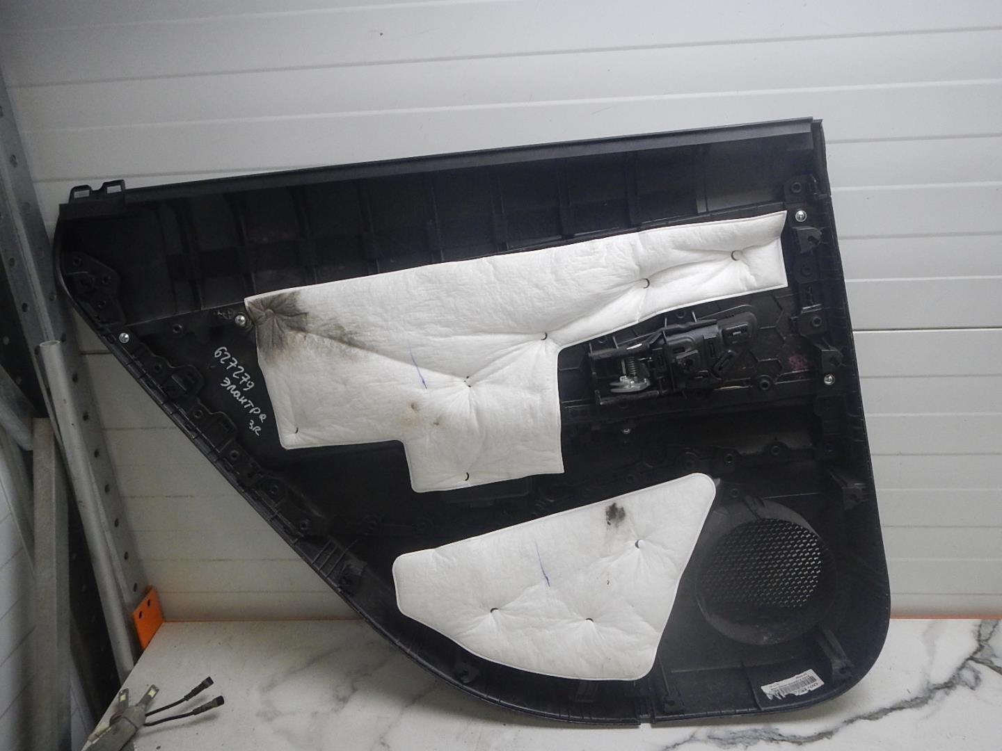 Обшивка двери задней правой