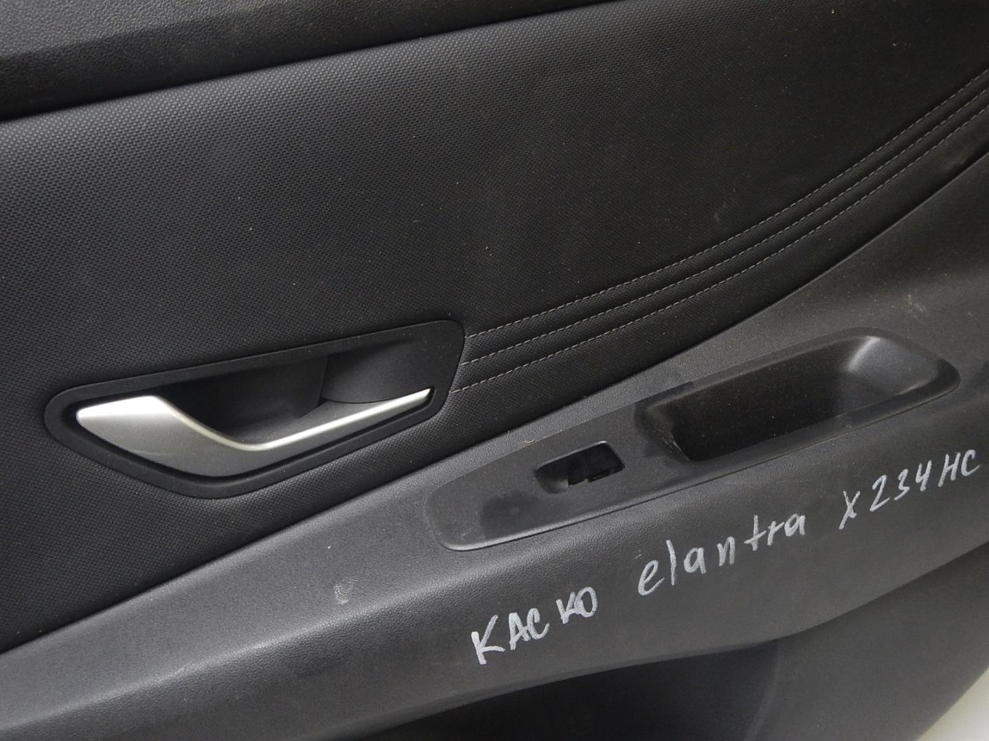 Обшивка двери задней правой