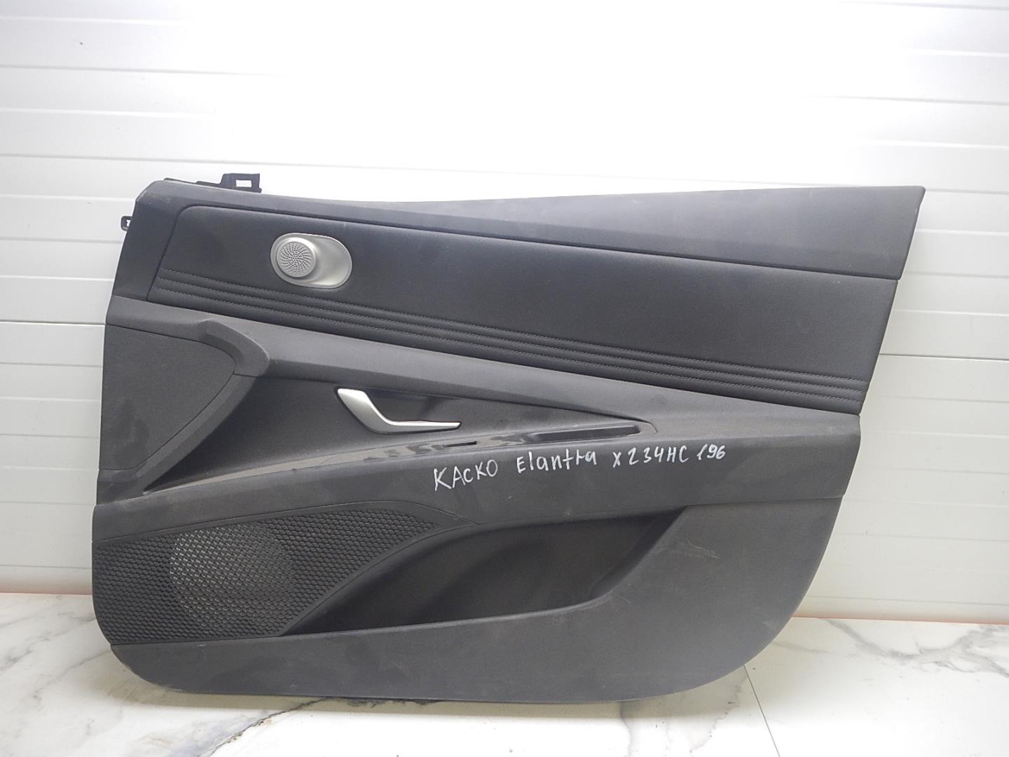 Обшивка двери передней правой