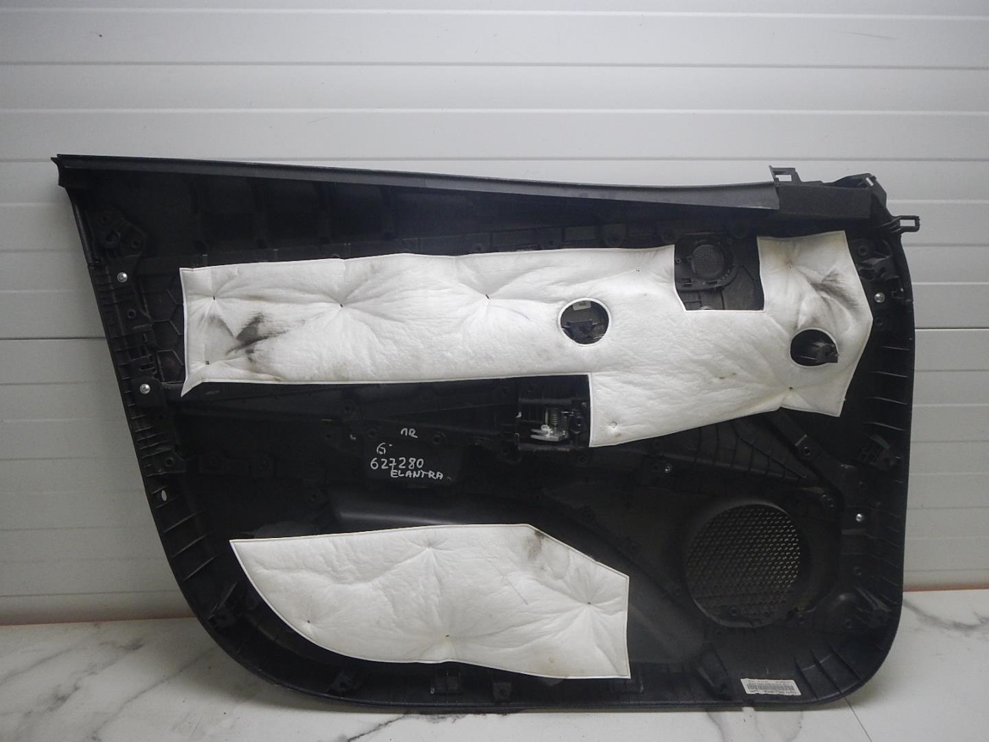 Обшивка двери передней правой