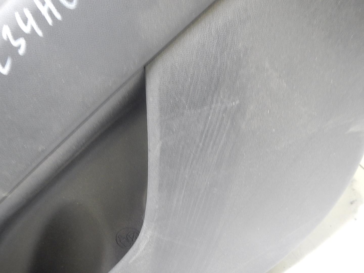 Обшивка двери передней правой