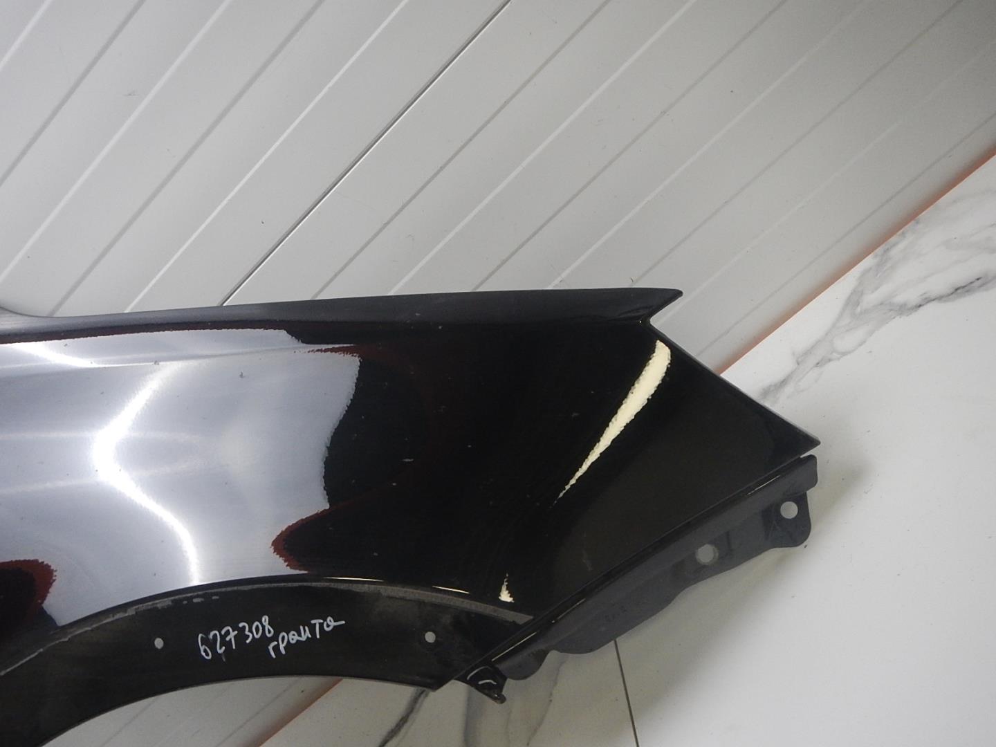 Крыло переднее правое