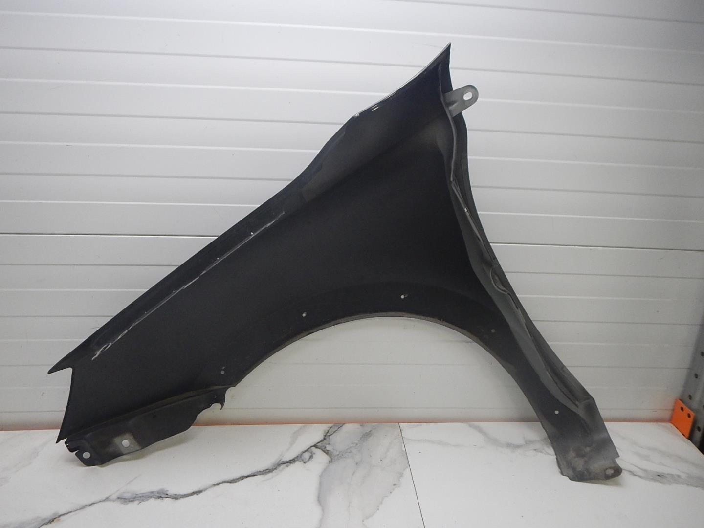 Крыло переднее правое