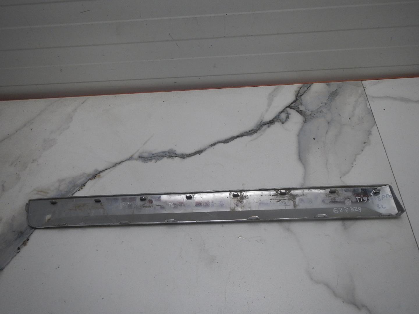 Молдинг задней левой двери