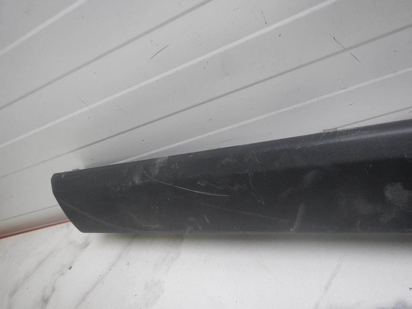 Молдинг задней левой двери