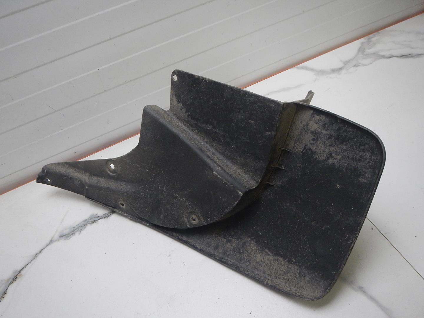 Брызговик задний правый