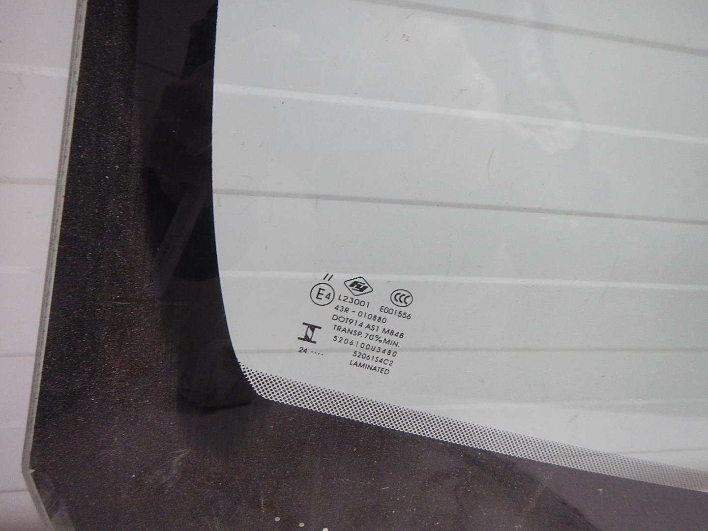 Стекло лобовое (ветровое)