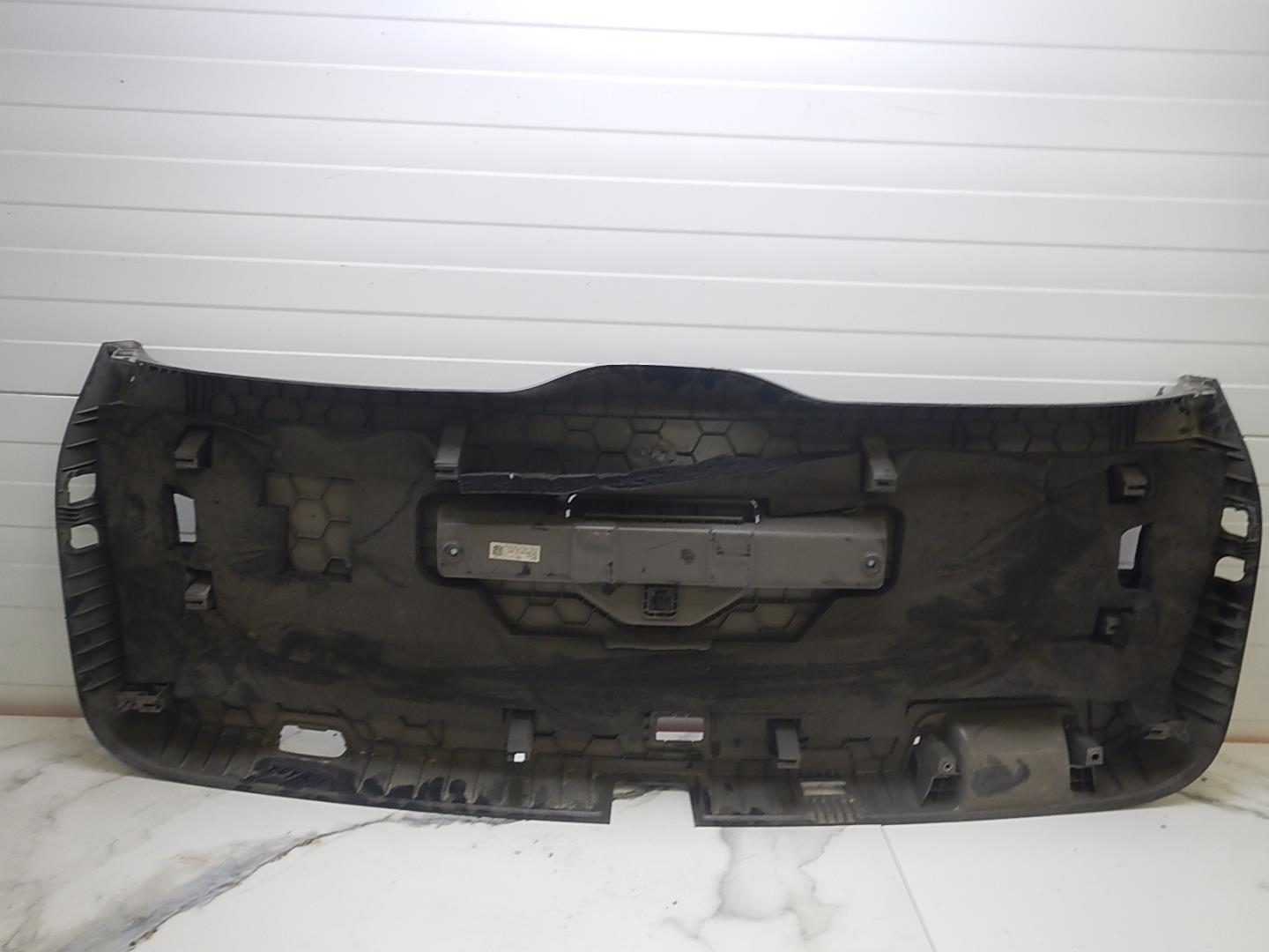 Обшивка двери багажника