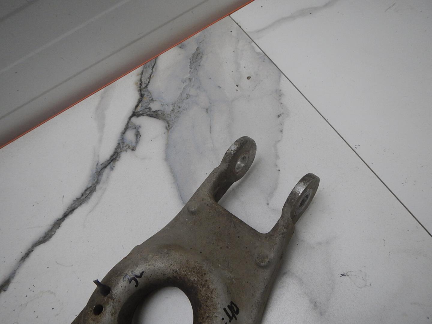 Рычаг задний нижний левый