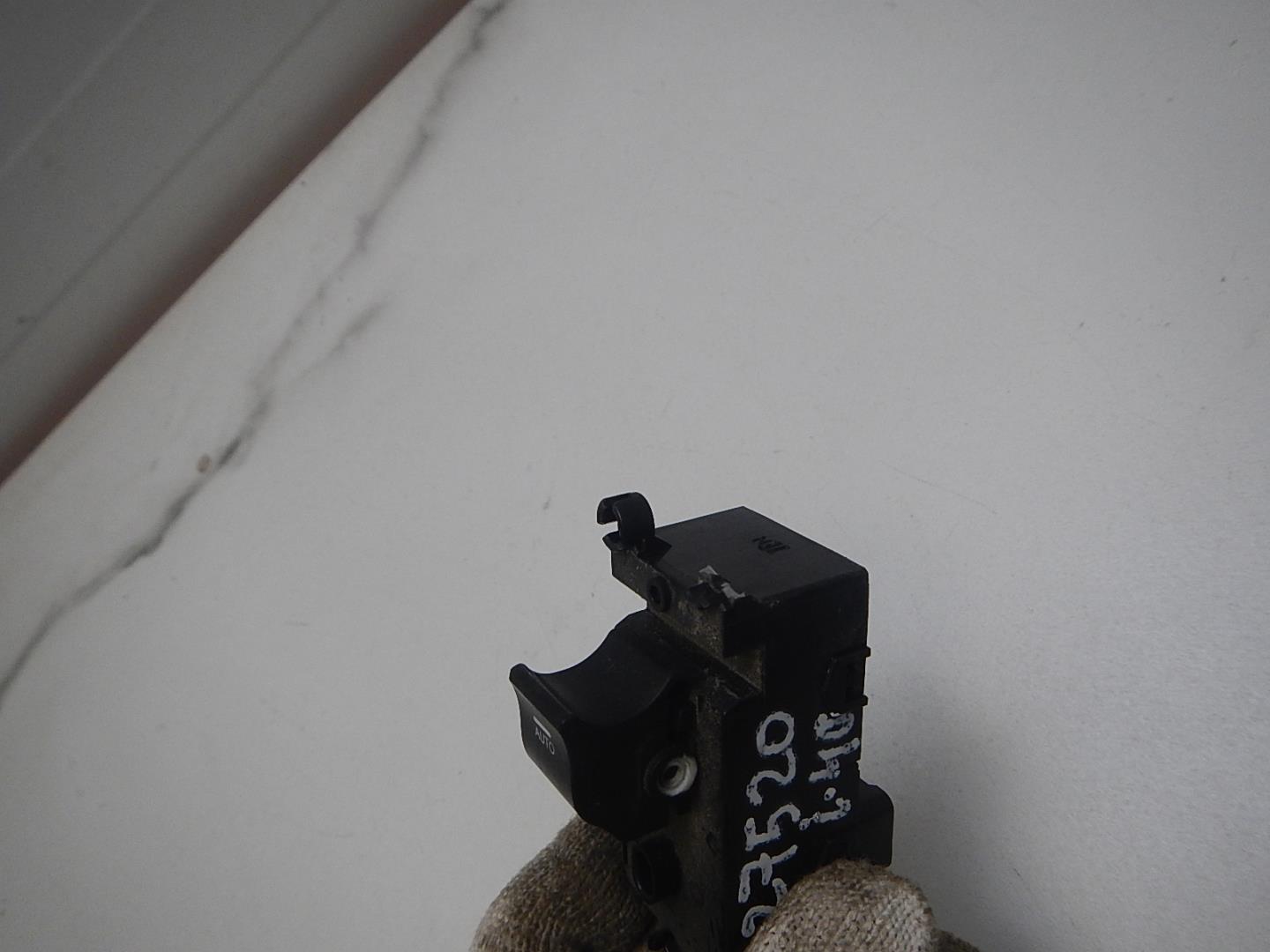 Кнопка стеклоподъемника