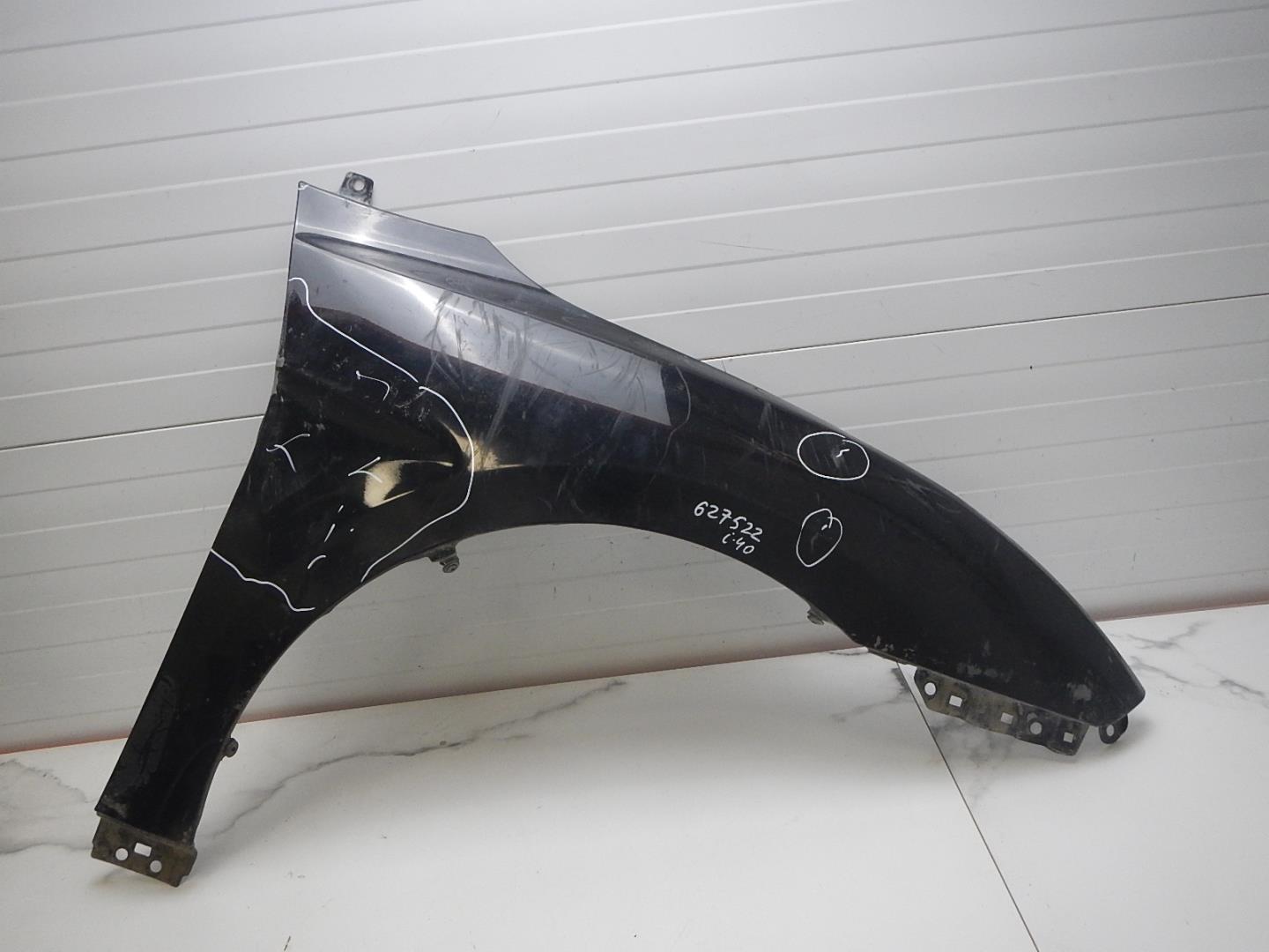 Крыло переднее правое