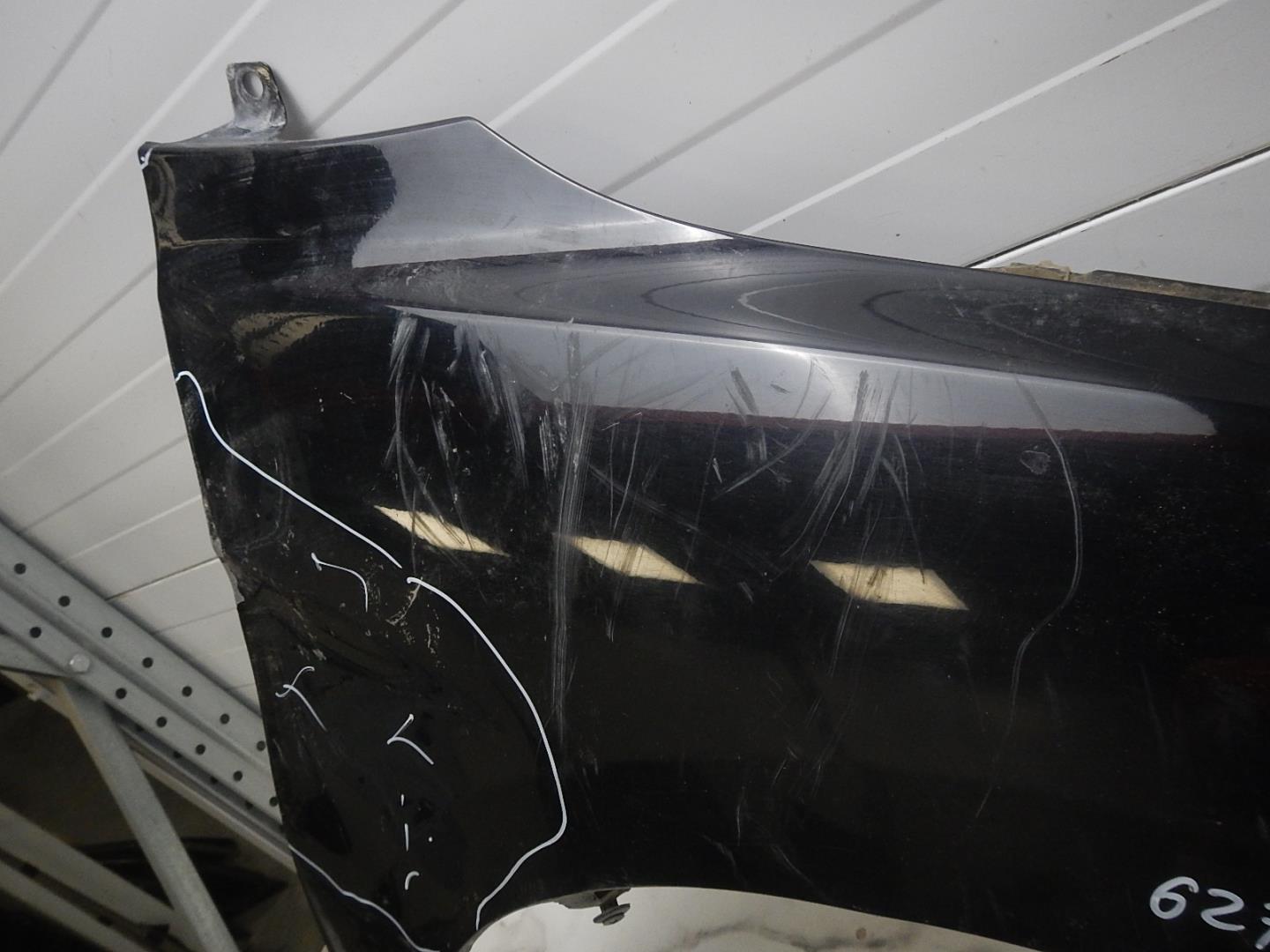 Крыло переднее правое