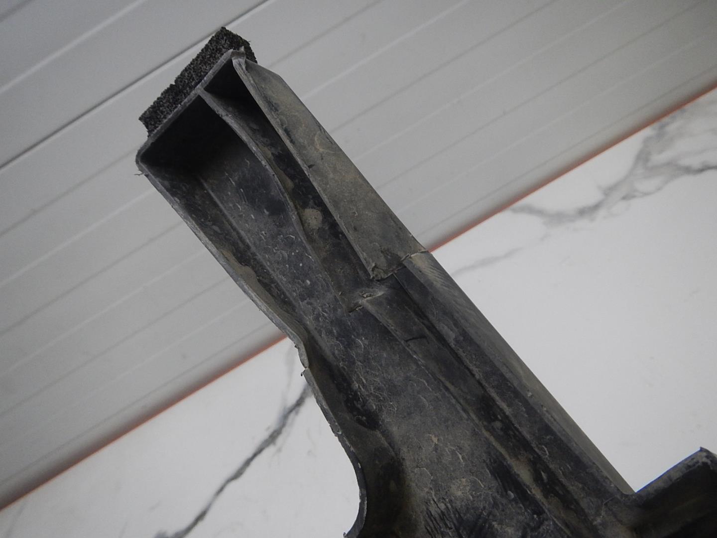 Воздуховод радиатора правый