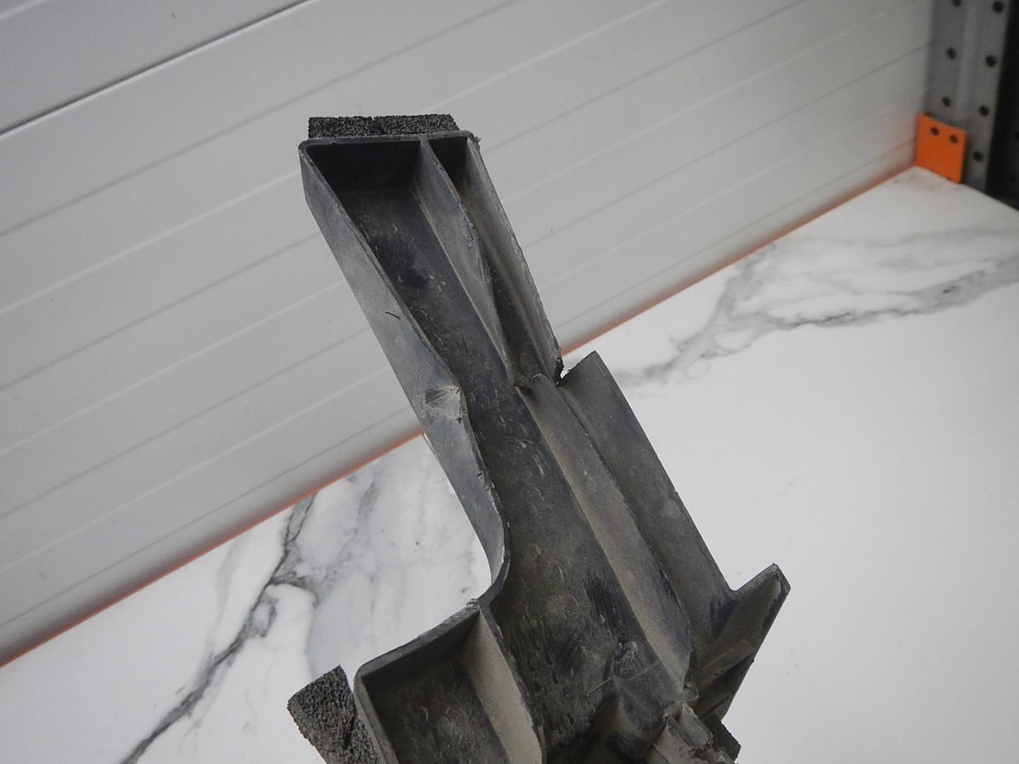 Воздуховод радиатора правый