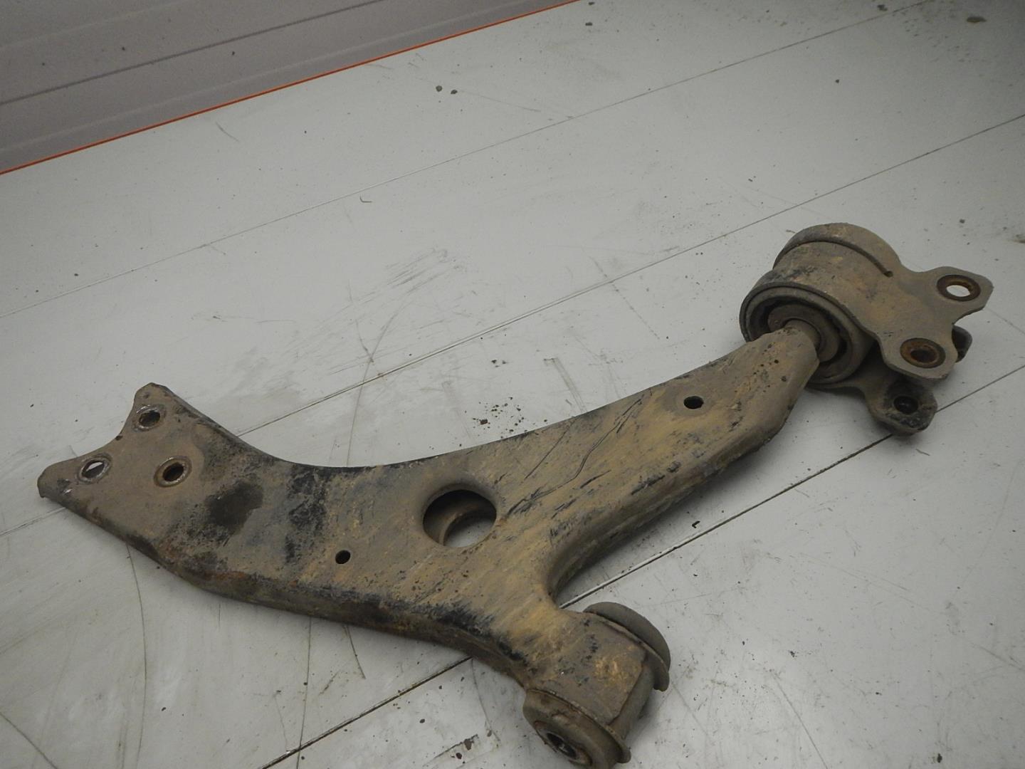 Рычаг передний левый