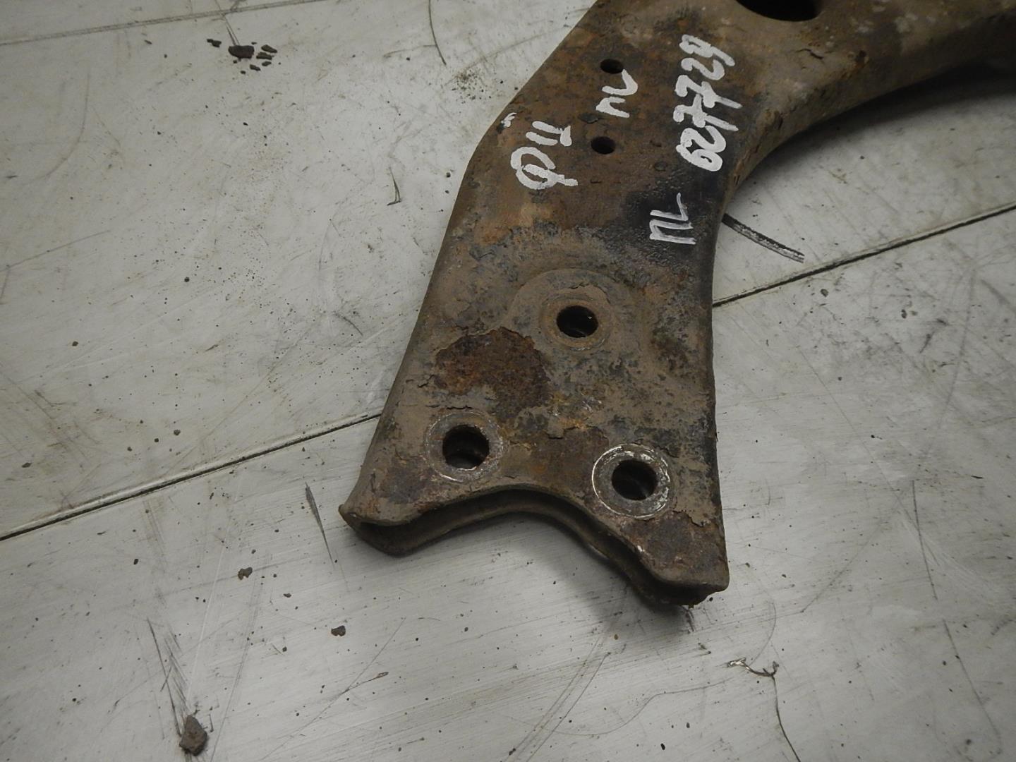 Рычаг передний левый