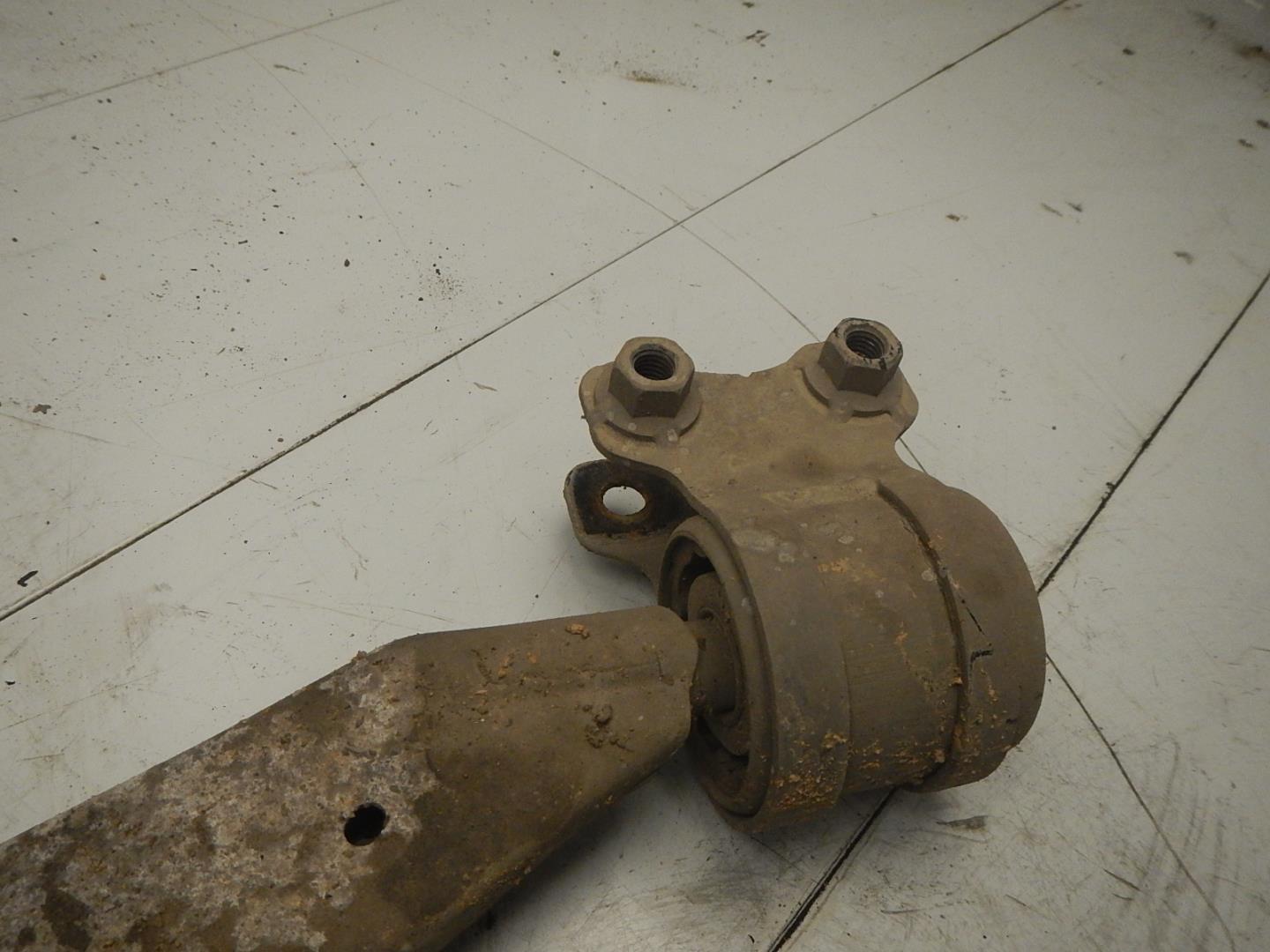 Рычаг передний левый