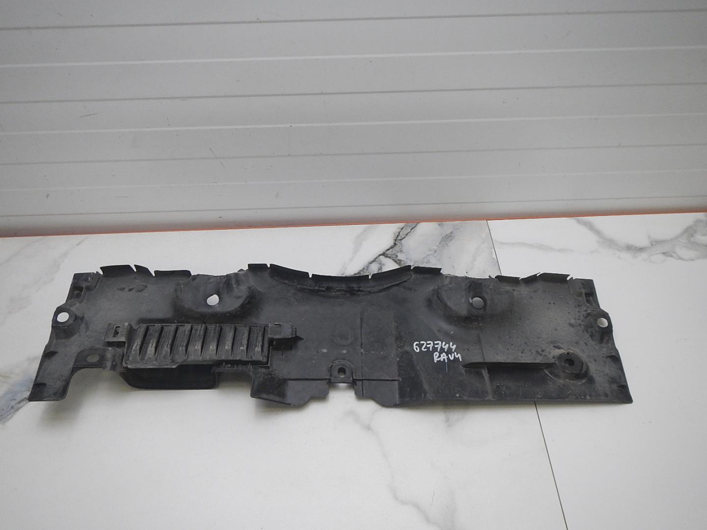 Кожух замка капота