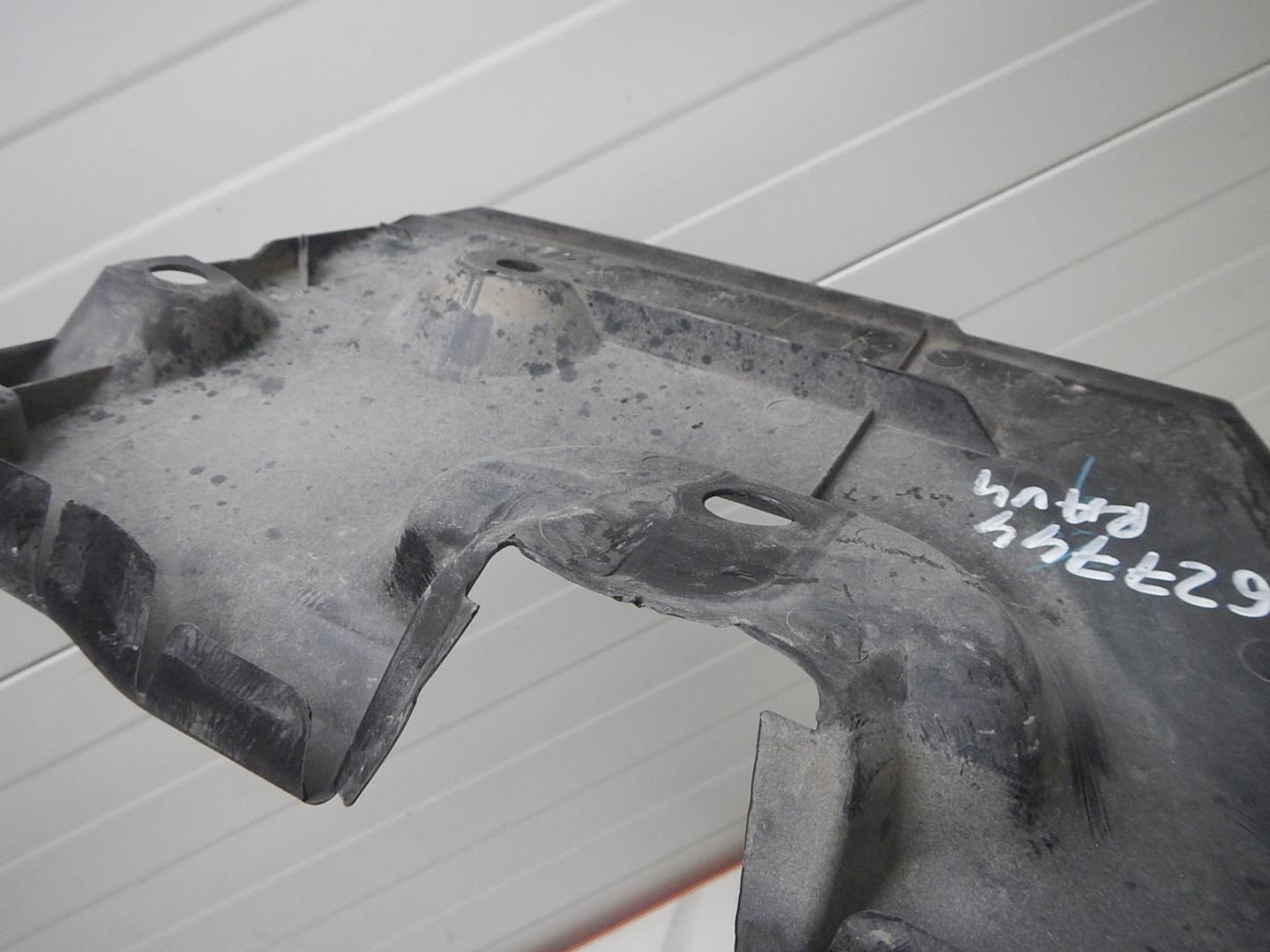 Кожух замка капота