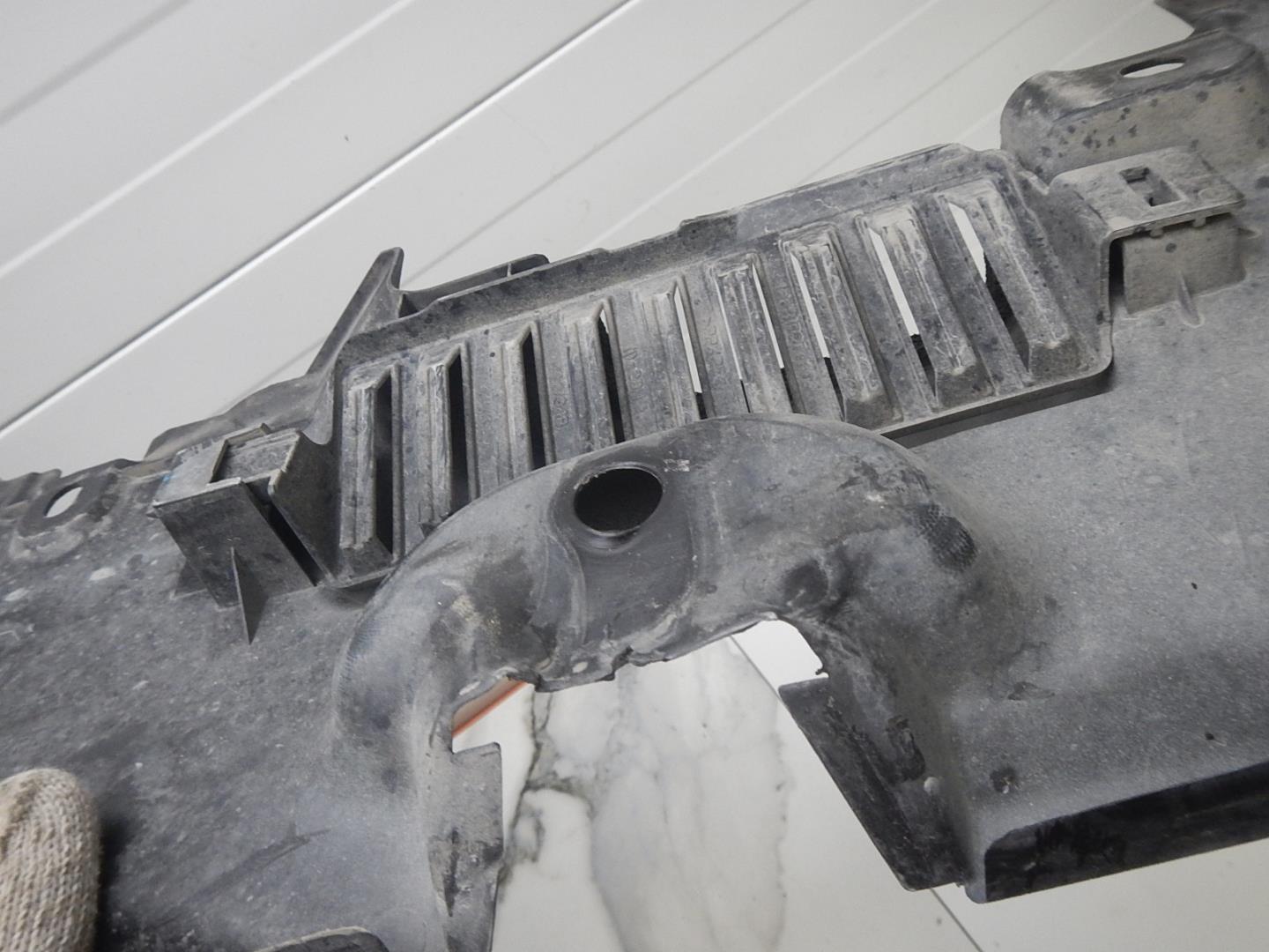 Кожух замка капота