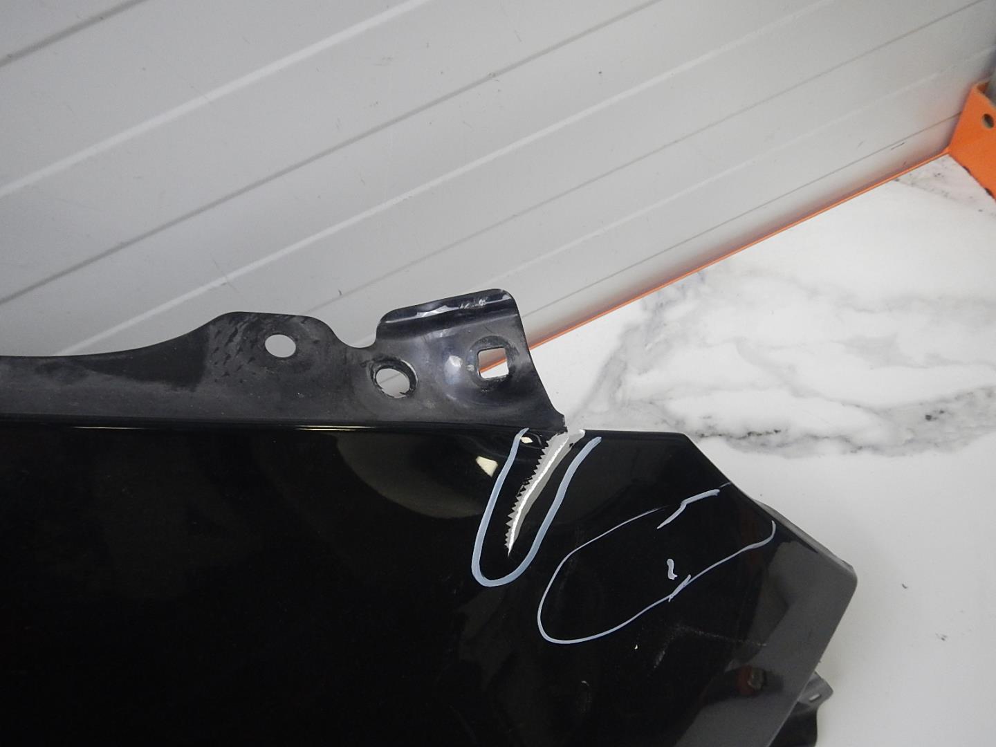 Крыло переднее правое