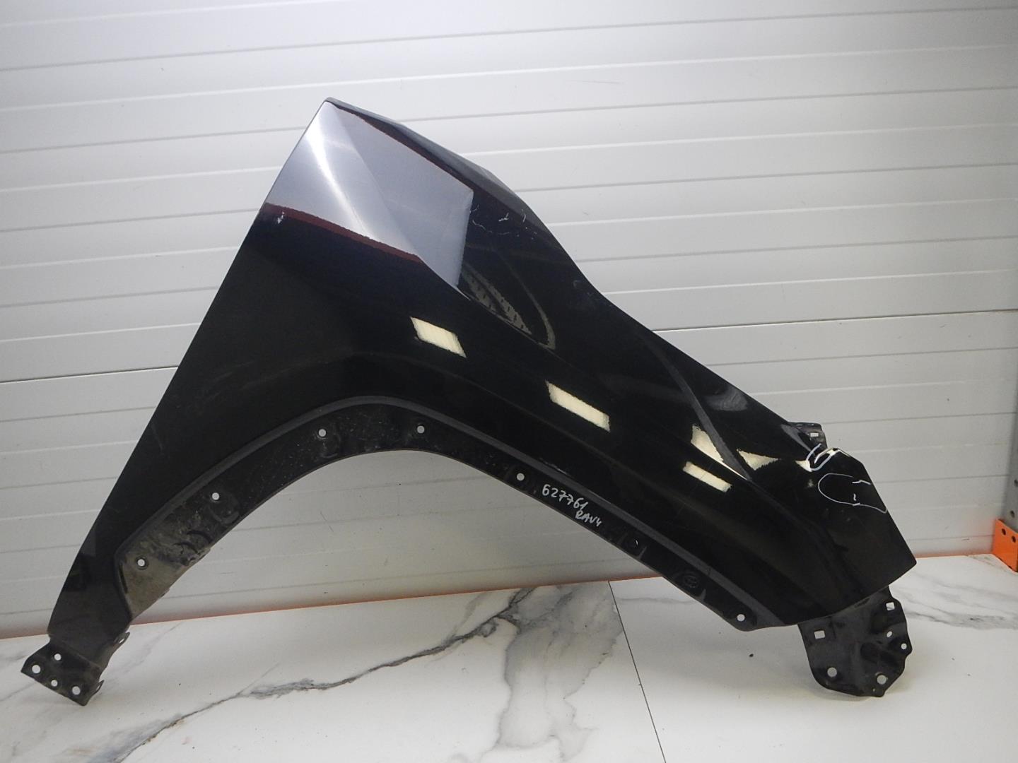 Крыло переднее правое