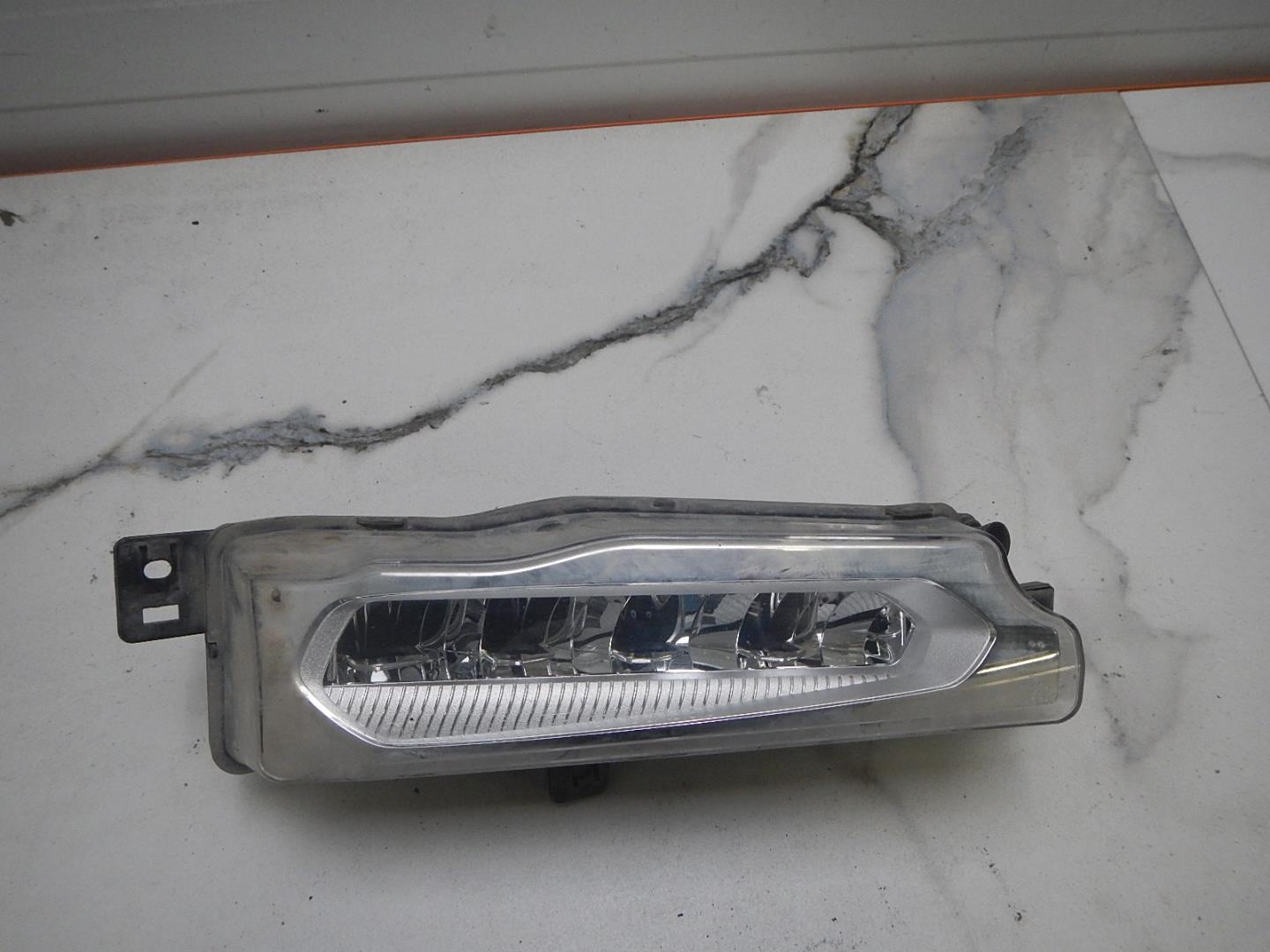 Фара противотуманная левая