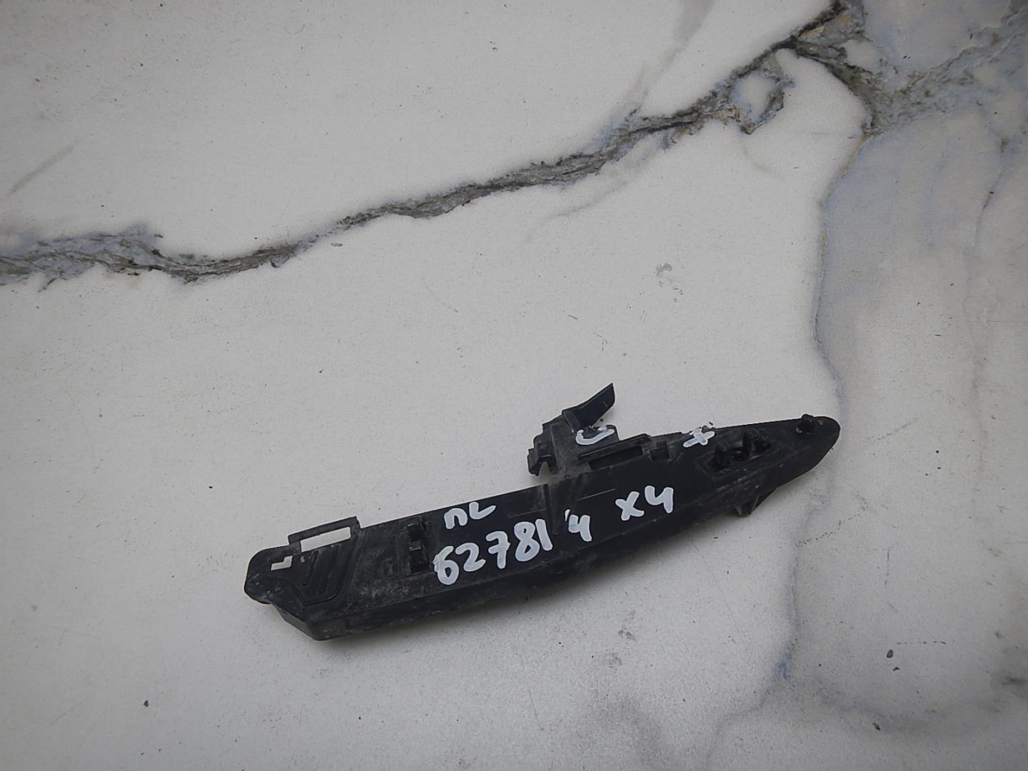 Кронштейн переднего бампера левый