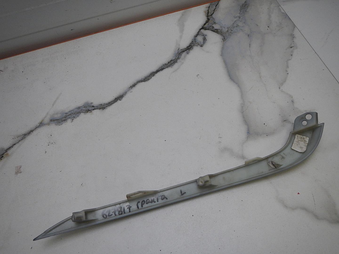 Молдинг переднего бампера левый