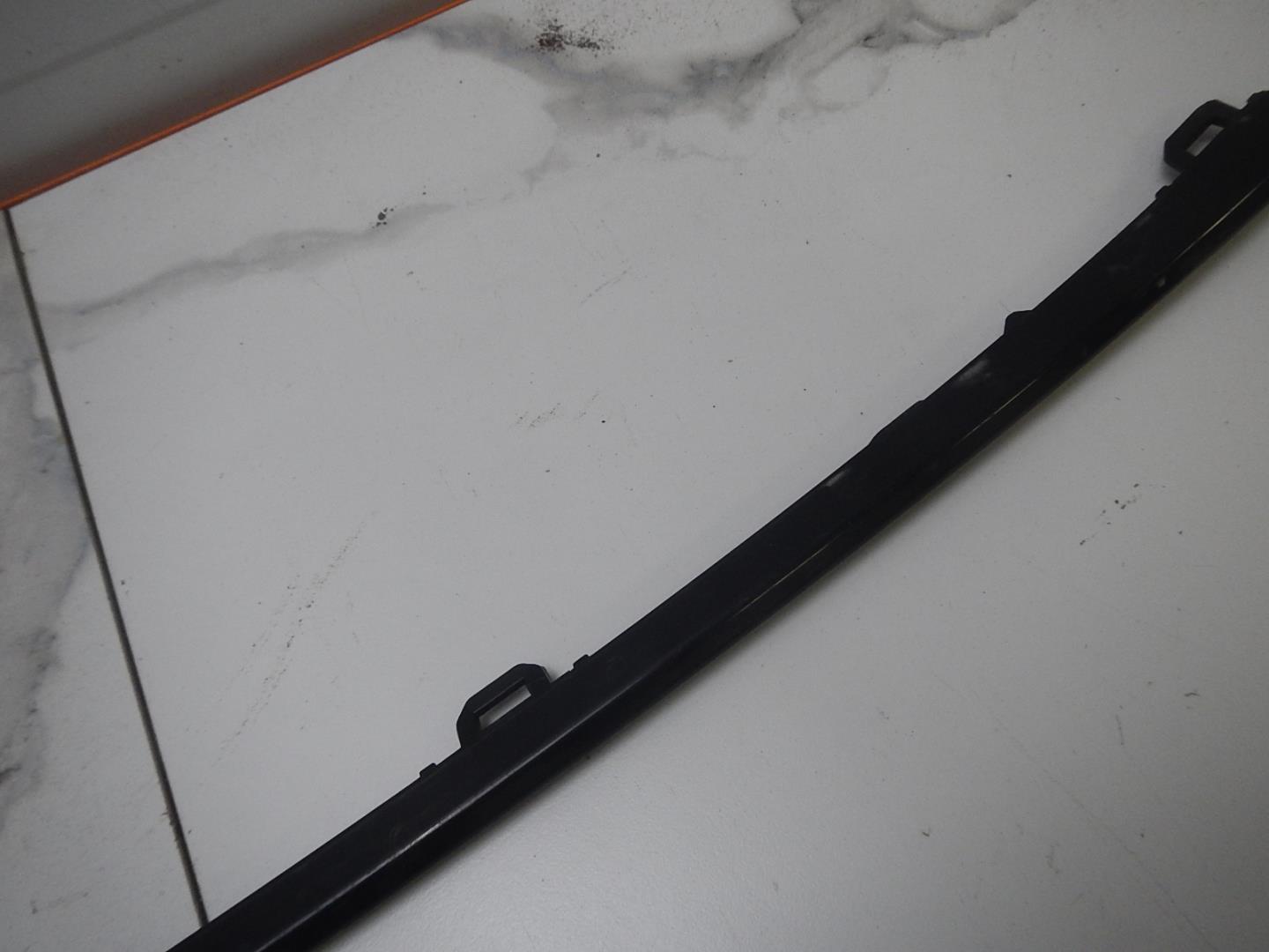 Молдинг переднего бампера