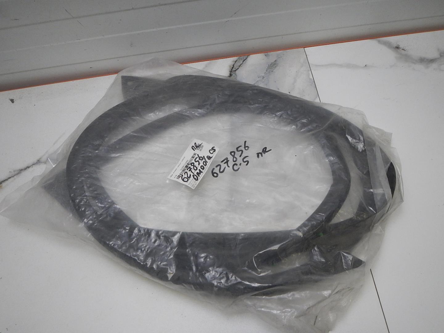 Уплотнитель передней правой двери