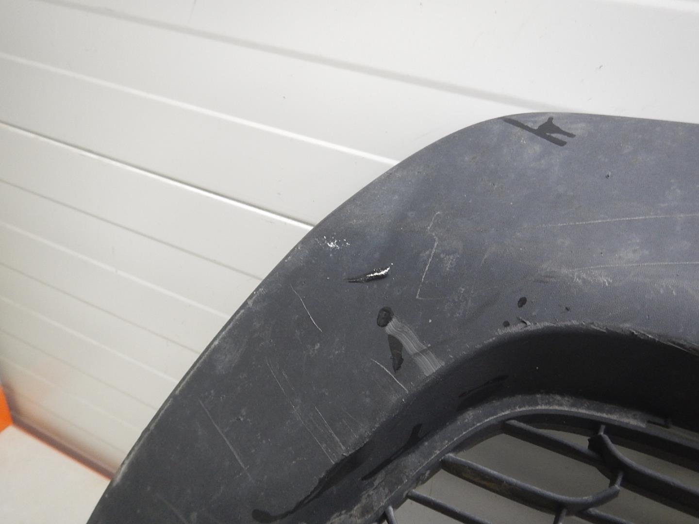 Решетка в бампер центральная