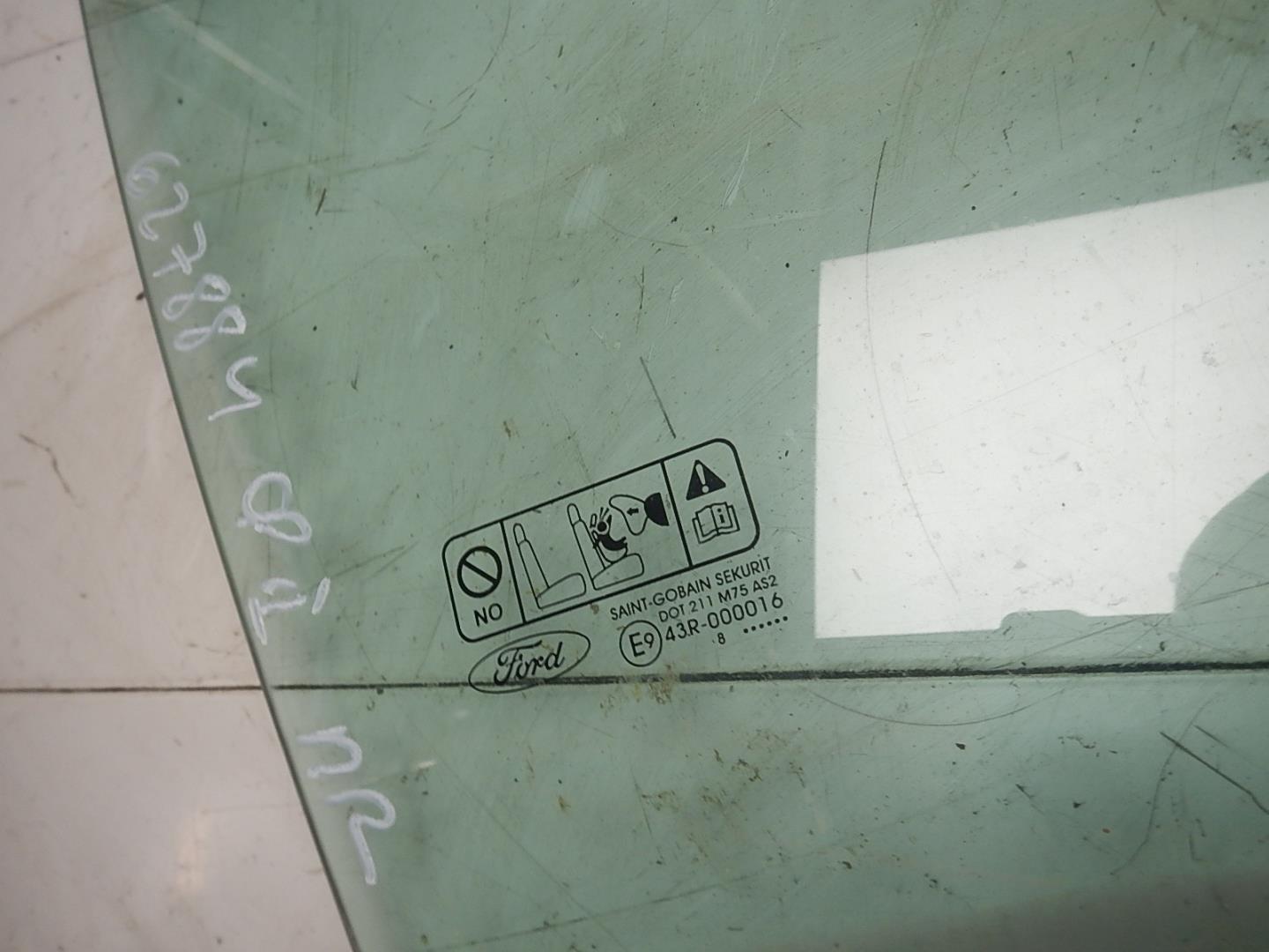 Стекло двери передней правой