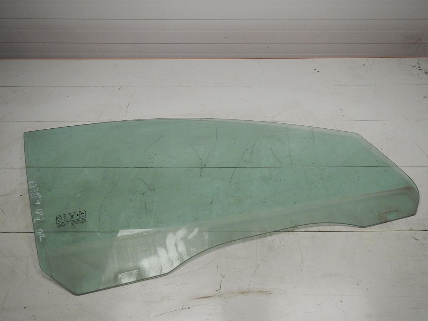 Стекло двери передней правой