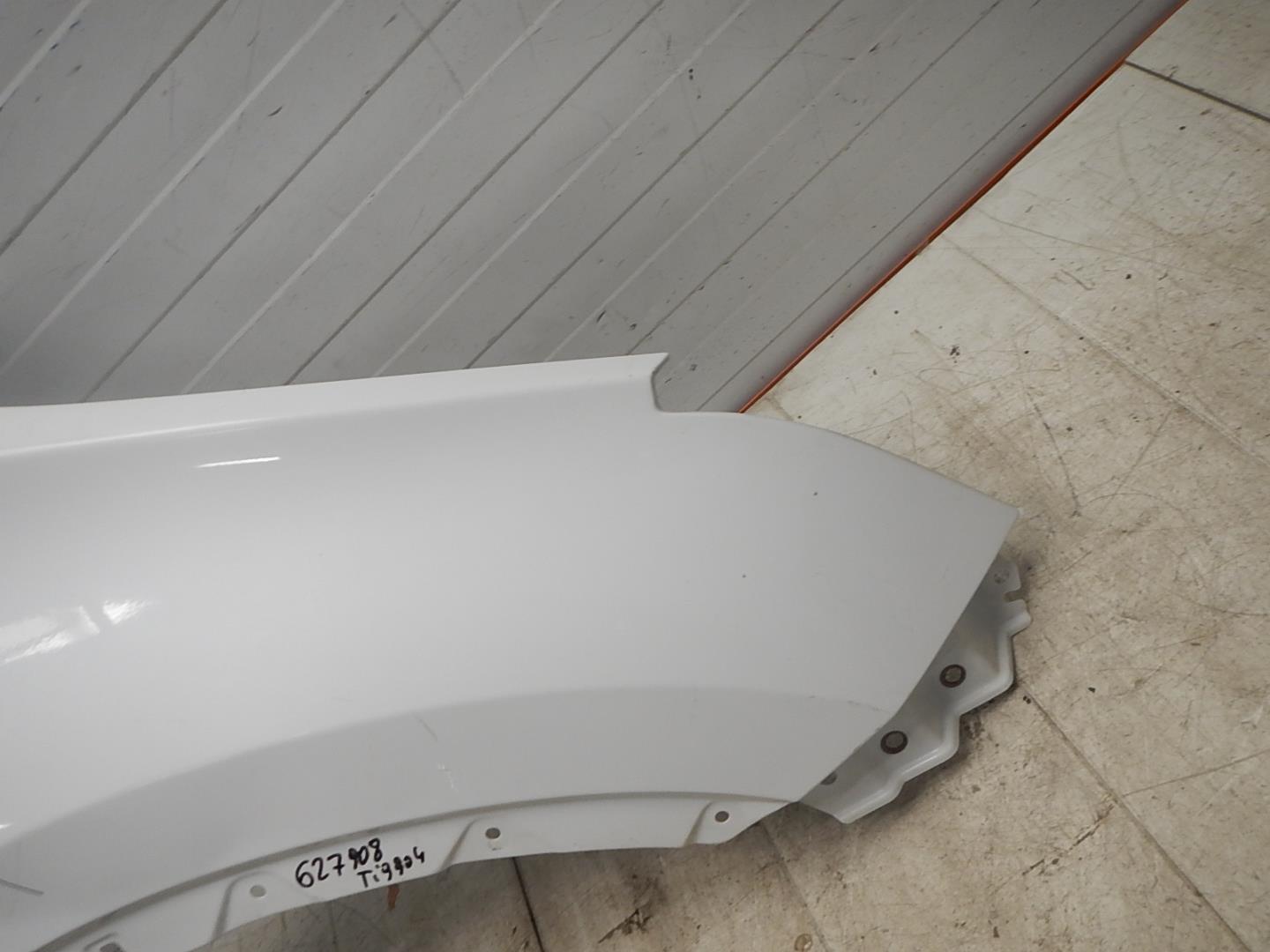 Крыло переднее правое