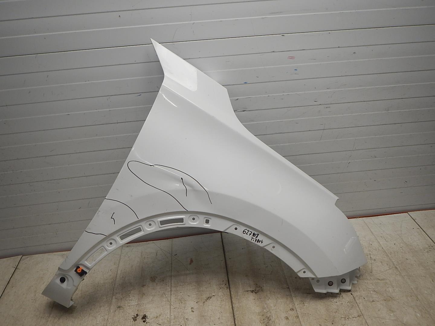 Крыло переднее правое