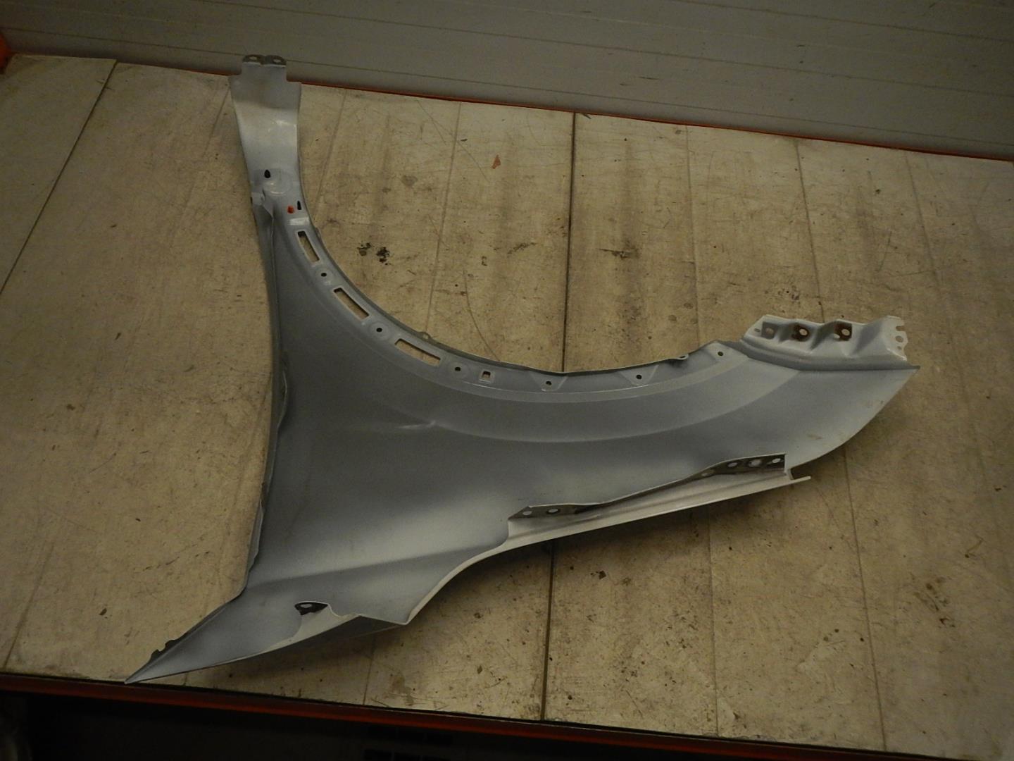 Крыло переднее правое