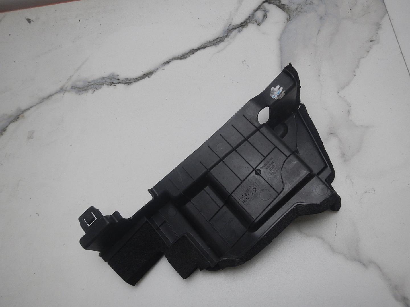 Воздуховод радиатора левый