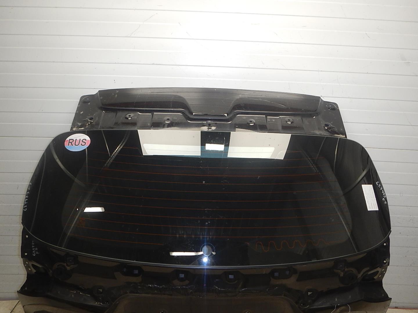 Стекло двери багажника