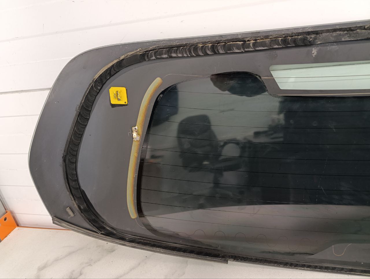 Стекло двери багажника