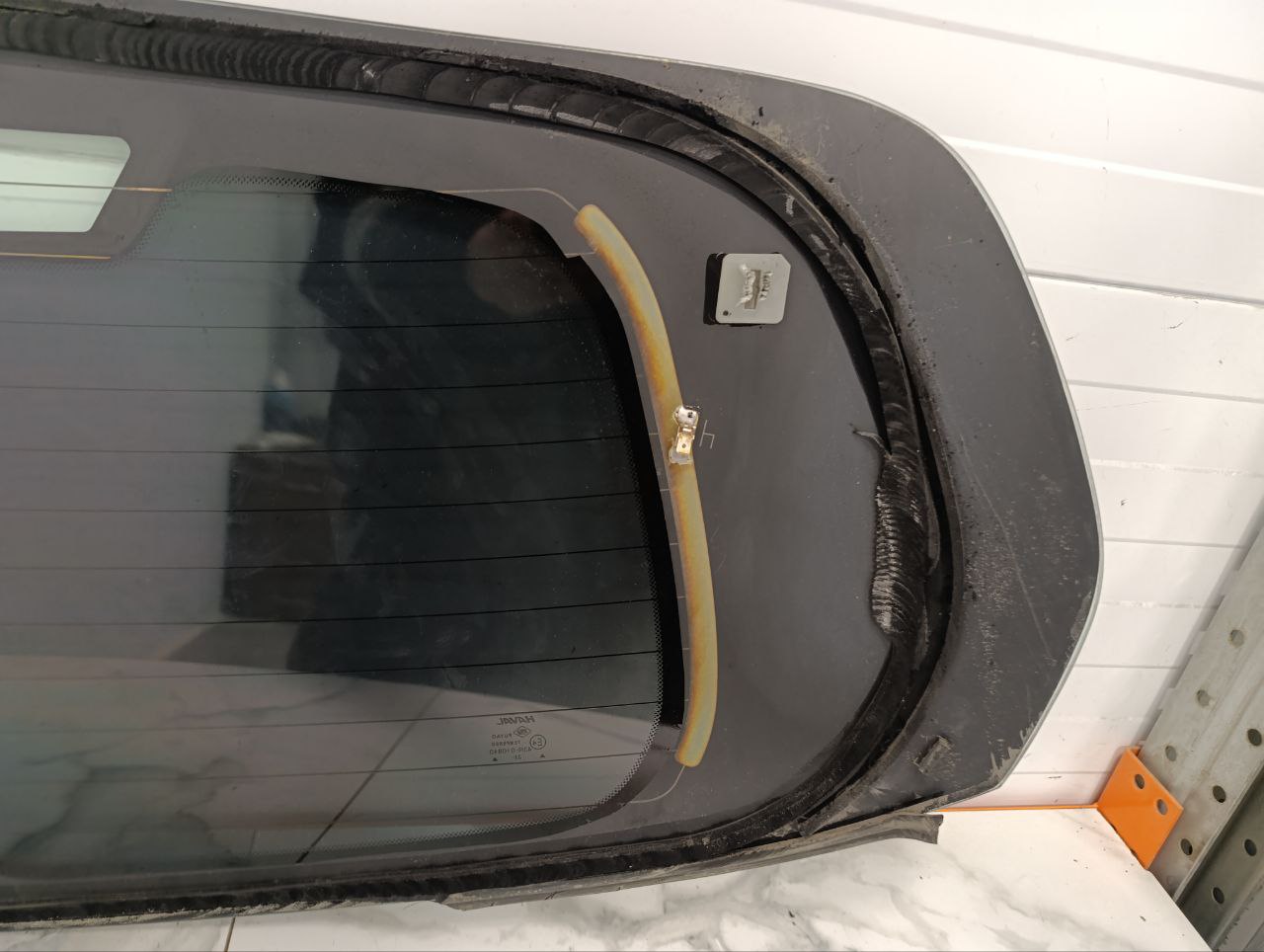 Стекло двери багажника