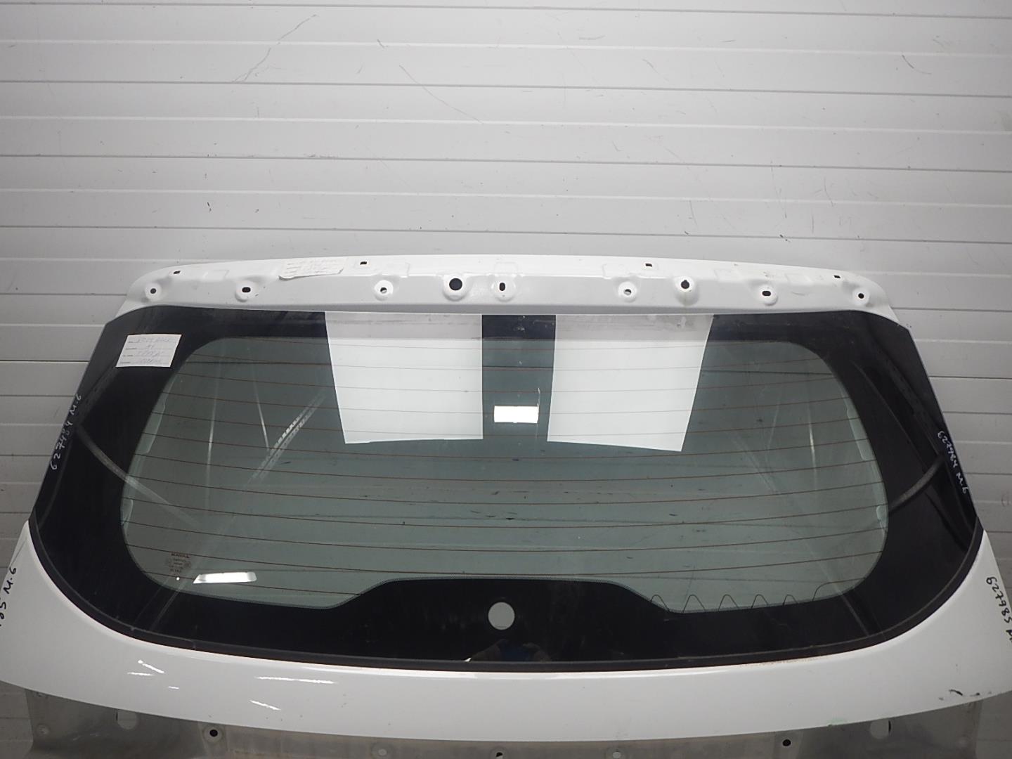 Стекло двери багажника